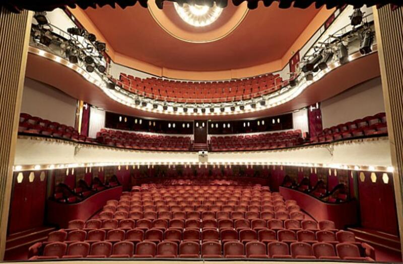 Théâtre de la Michodière, vue depuis la scène, orchestre, corbeille, balcon