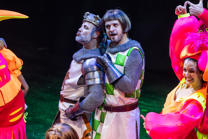 « Spamalot » la comédie musicale des Monty Python : quand l'absurde devient un triomphe musical au Théâtre de Paris