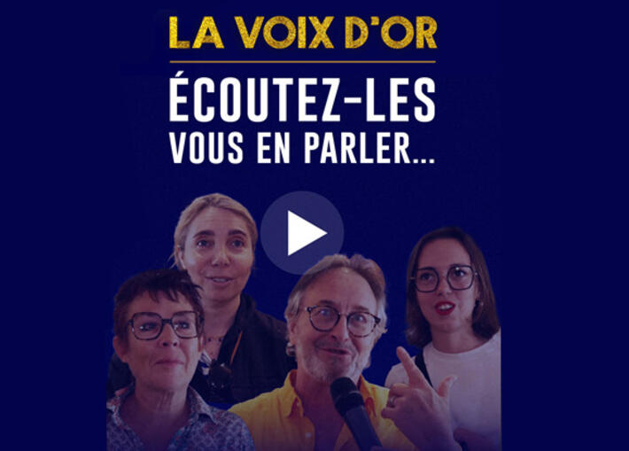 Les spectateurs à la sortie de la première représentation de « LA VOIX D'OR » au théâtre Actuel La Bruyère