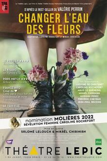 Changer l'eau des fleurs