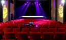 Intérieur salle de spectacle du théâtre Lucas-Paumier avec vue sur la scène