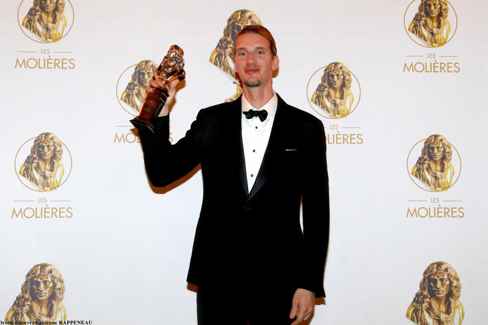 MOLIÈRES 2025 | Paul Mirabel avec sa statuette de Molière à la 36ème Nuit des Molières