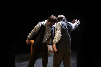 « Maintenant je n’écris plus qu’en français » au Théâtre de Belleville : l’exil en pleine lumière