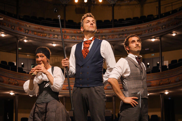 Fred RADIX dévoile son nouveau spectacle qui rendra un hommage musical aux ouvreuses de théâtre et il est à la recherche de NOUVEAUX TALENTS pour incarner les différents personnages