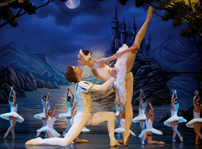 Le lac des cygnes au Théâtre du Gymnase Marie Bell