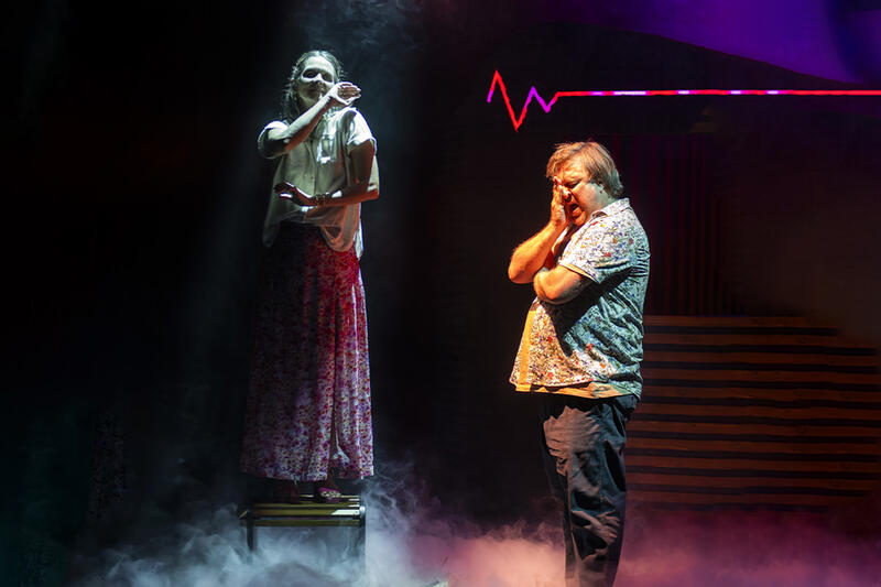 Le gros qui fume comme une cheminée en hiver au Théâtre des Béliers Parisiens