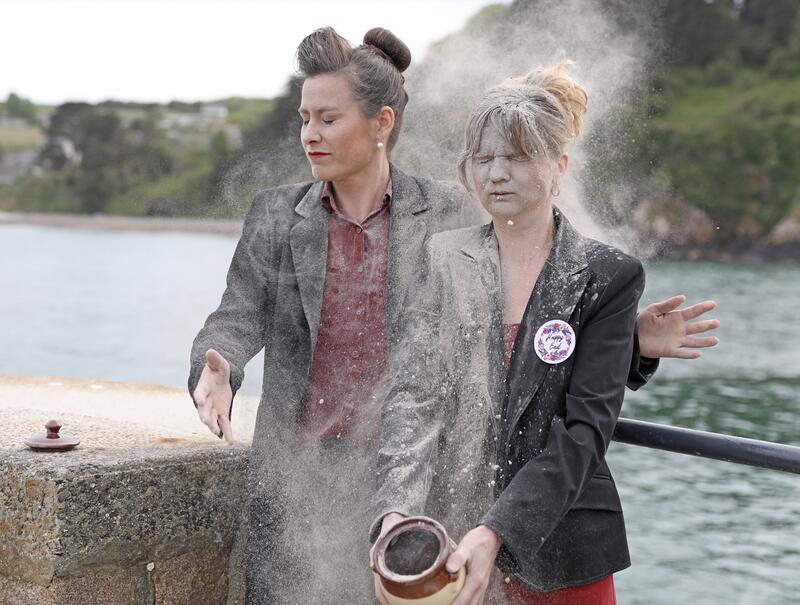 JEANNE ET GABRIELLE reposent en pestes au Théâtre Comédie La Rochelle