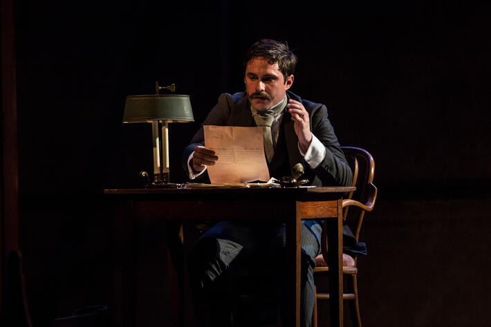 10ᵉ saison, 2000 représentations, et plus d’1 million de spectateurs, la pièce d’Alexis MICHALIK continue de battre tous les records