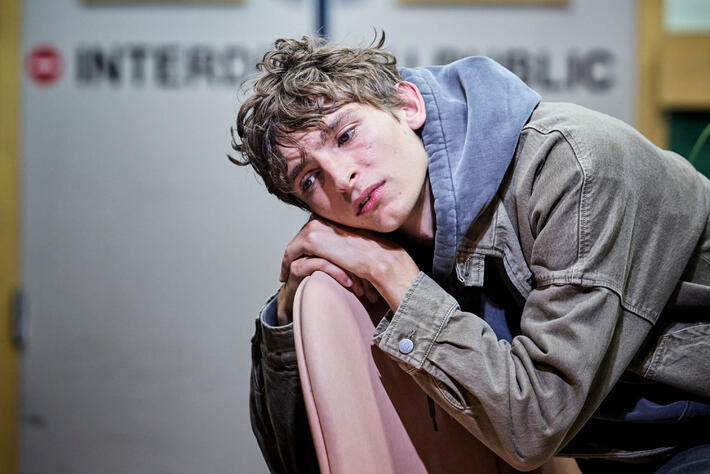 Vassili SCHNEIDER, Molière de la Révélation masculine 2025 revient encore un fois mordre la poussière au théâtre Montparnasse