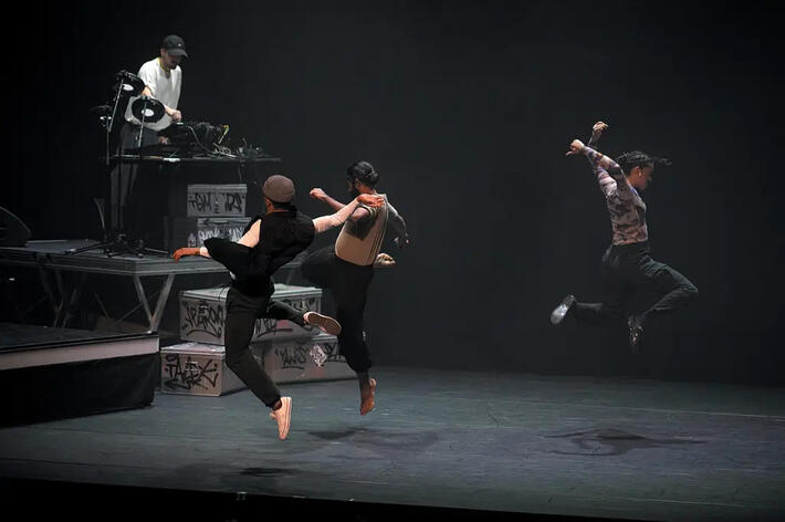 Alors on danse ?  Avec Amala DIANOR x Awir LEON, vivez une expérience totale de la scène au dancefloor au 13e Art