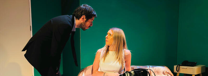 À deux lits du délit à La Scène Parisienne