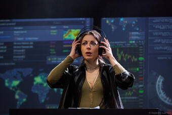 « La Zone Indigo » : dans un climat de catastrophe imminente, le thriller théâtral qui nous secoue