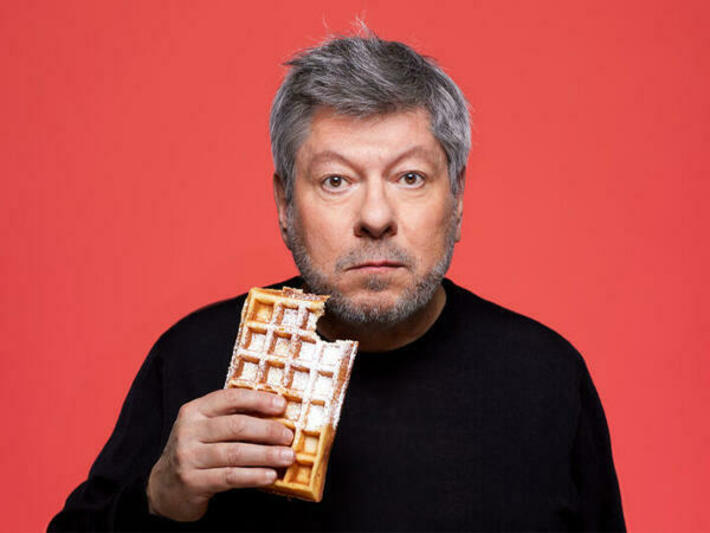 Avec son phrasé unique et ses airs de grand clown, après 40 ans de carrière Régis LASPALÈS sera pour la première fois seul sur scène