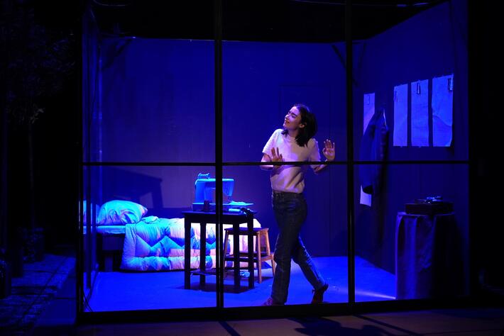 A VOIR EN MARS | Frédérique LAZARINI métamorphose ce classique de Molière en un thriller psychologique où l'innocence d'Agnès se brise contre les parois de sa prison de verre.