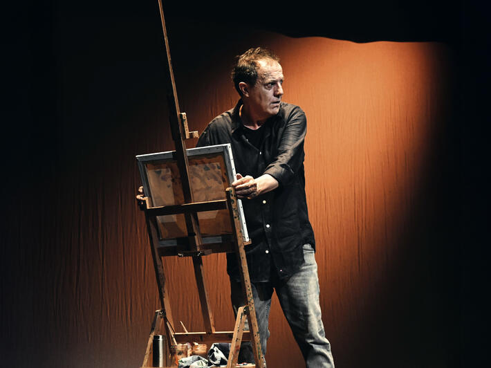 A VOIR EN MARS | Thierry BECCARO tombe le masque pour livrer seul sur scène un témoignage sur son enfance et son parcours vers la résilience