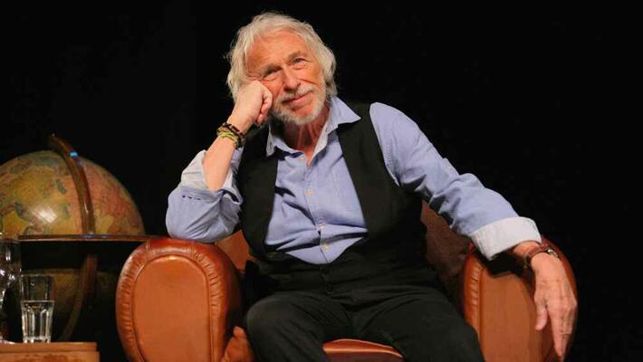 Le Grand Blond est de retour sur les planches et il se dévoile dans un spectacle intime