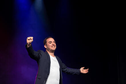Une minute de silence au Théâtre Comédie Odéon