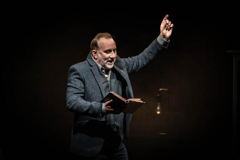 ANTOINE DULERY lit entre le lignes au Théâtre Essaïon Avignon