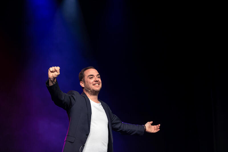 Une minute de silence au Théâtre Comédie Odéon