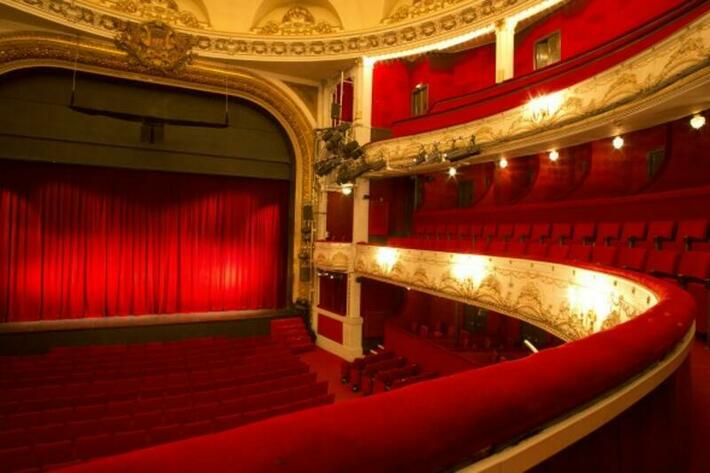 Partagez votre amour du théâtre et offrez une place de spectacle solidaire