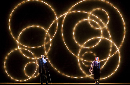 L’Opéra de quat’sous Kurt Weill / Bertolt Brecht, mis en scène Bob Wilson au Théâtre des Champs-Elysées