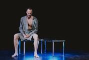 La solitude d’un acteur de peep show avant son entrée en scène au Théâtre la Manufacture des Abbesses