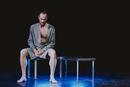 La solitude d’un acteur de peep show avant son entrée en scène au Théâtre la Manufacture des Abbesses