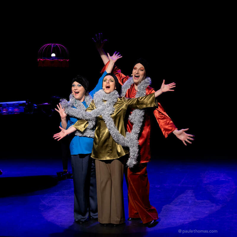 PLUTOT CREVER ! - LES SWINGING POULES au Théâtre Comédie Bastille